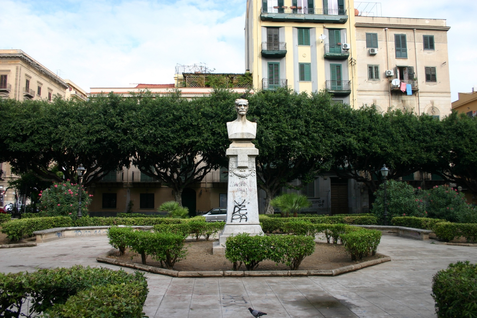 Giuseppe Pitré's monument, Palermo - 02.JPG
